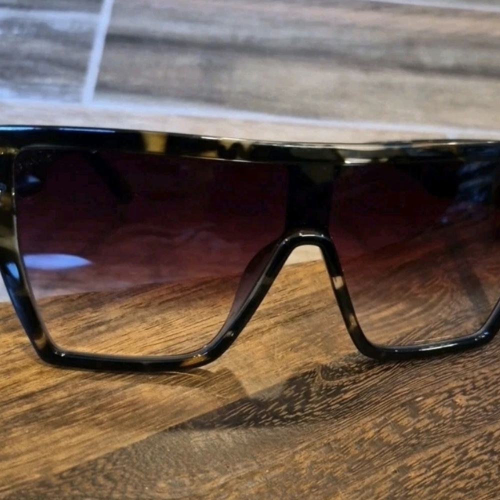 Quay Maxed Out Square Stud Detail Sunglasses in Faded Camo, Excellent Pre-Loved - Picture 11 of 13